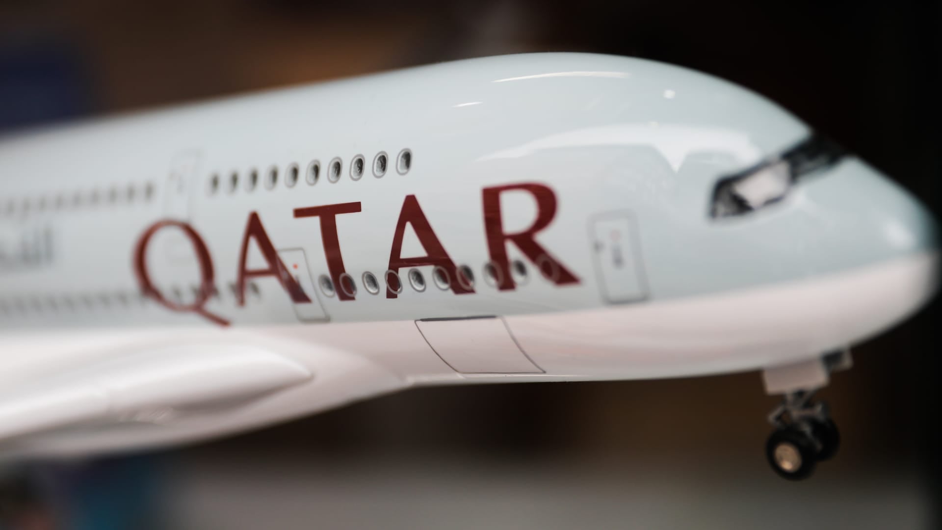 Featured image for Qatar Airways Divests Entire Cathay Pacific Stake for $897 Million
