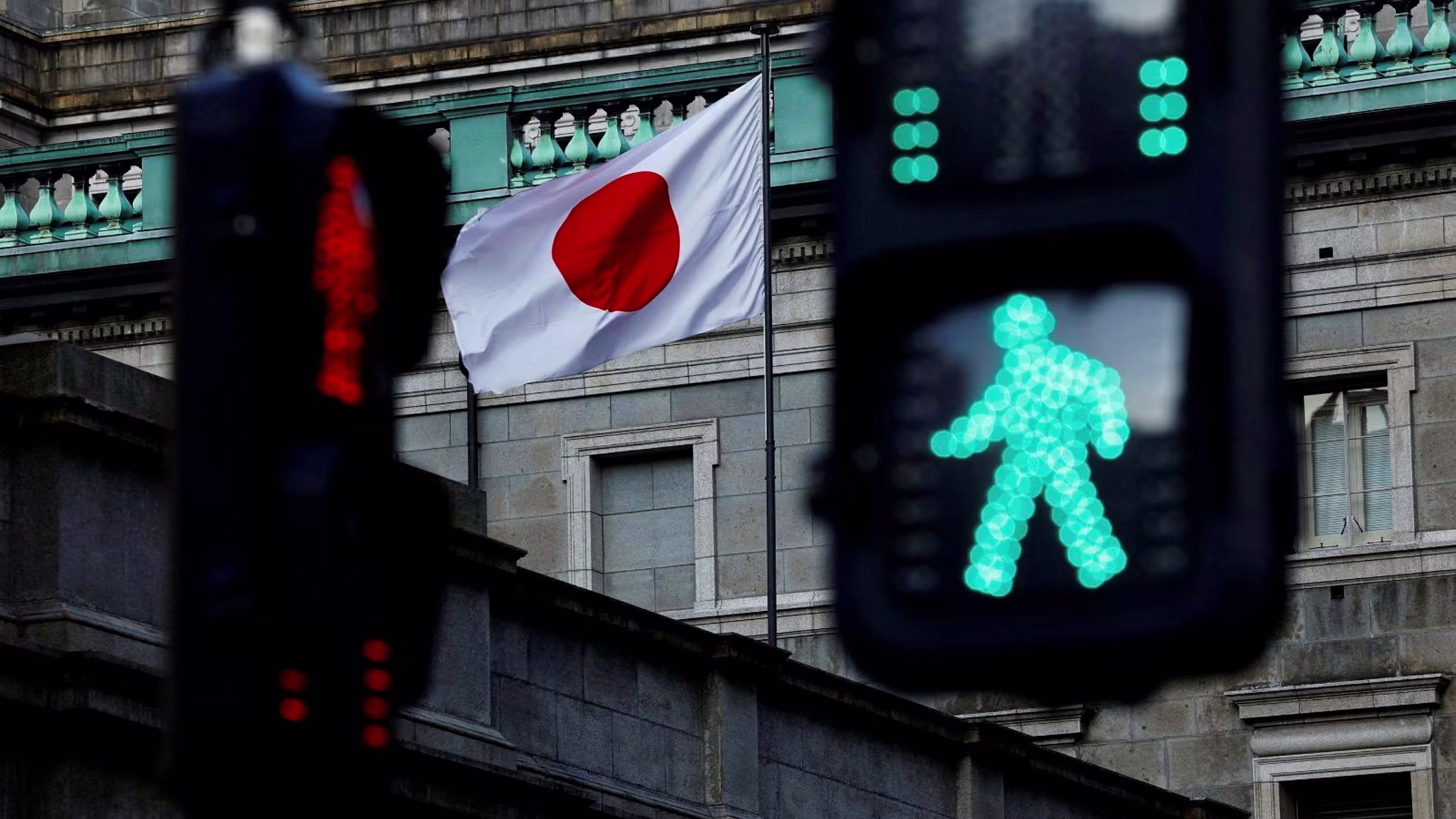 Featured image for Japanese Stocks Drop Amid BOJ's Steady Rates and ETF Sales