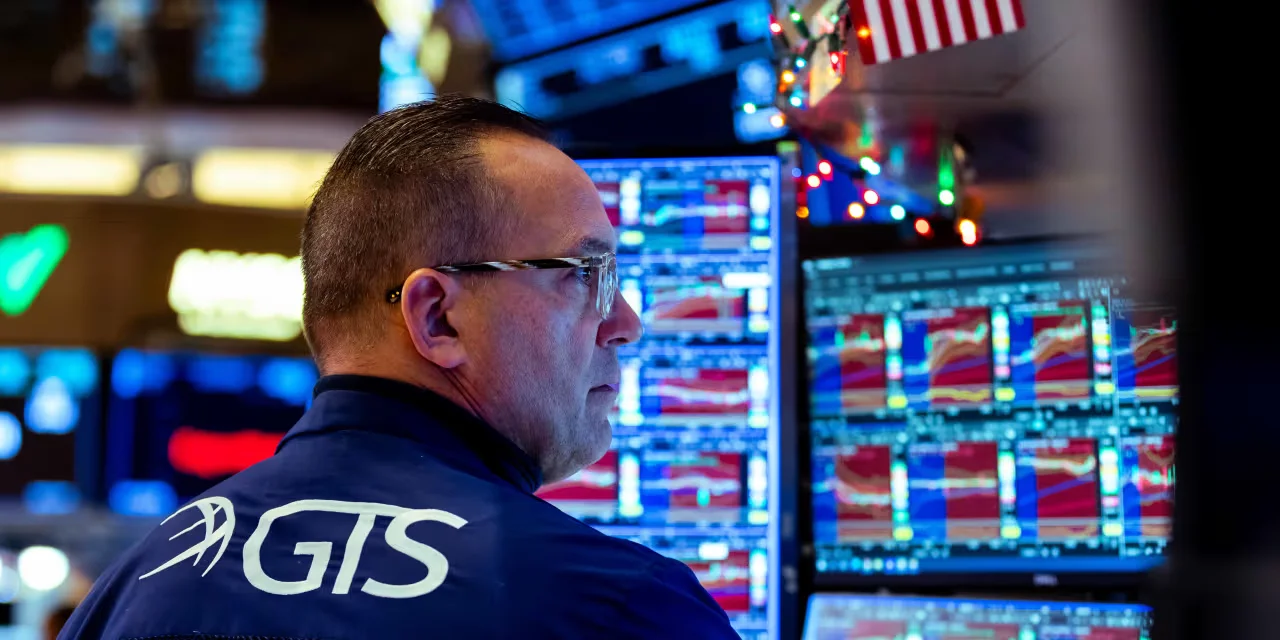 Futures Slide as Earnings Week Begins, Oil Slumps While Gold Climbs