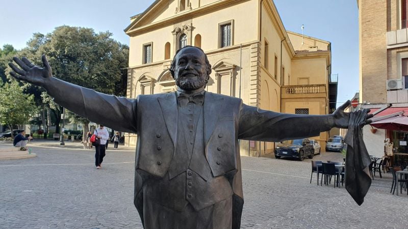 Featured image for Italian Mayor Apologizes for Pavarotti Statue's Ice Rink Mishap