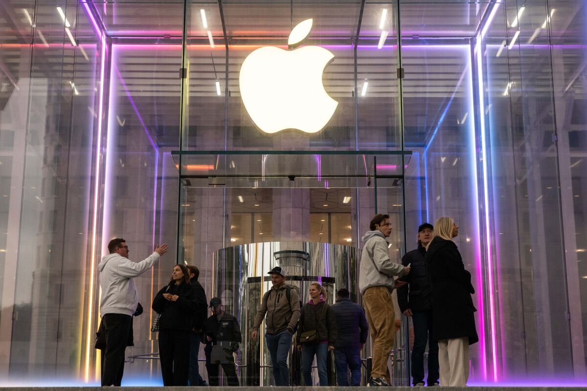 Featured image for Apple's 18-Inch Foldable iPad Delayed Amid Development Challenges