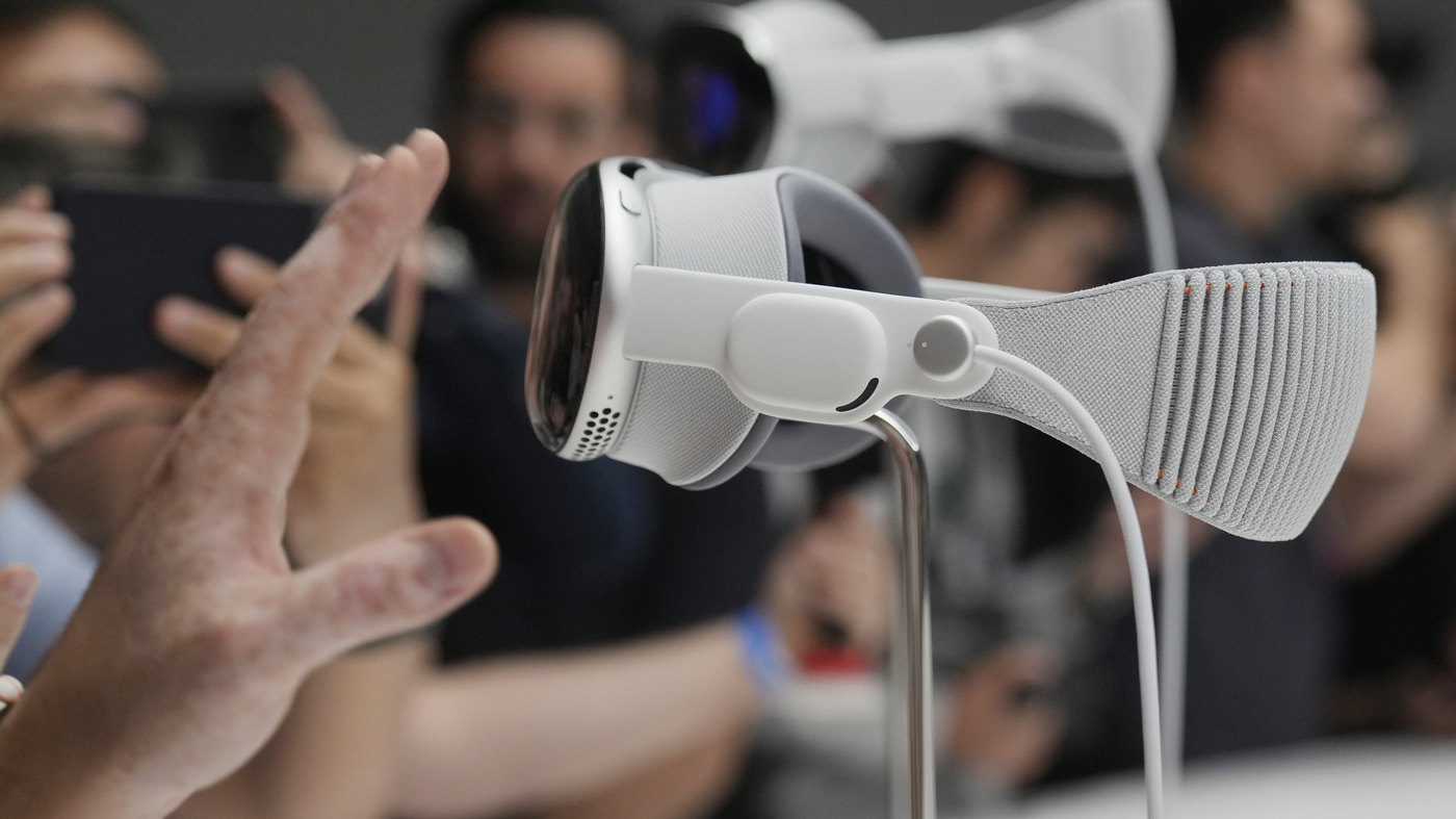 Apple's Vision Pro: A Game-Changing Mixed Reality Headset?