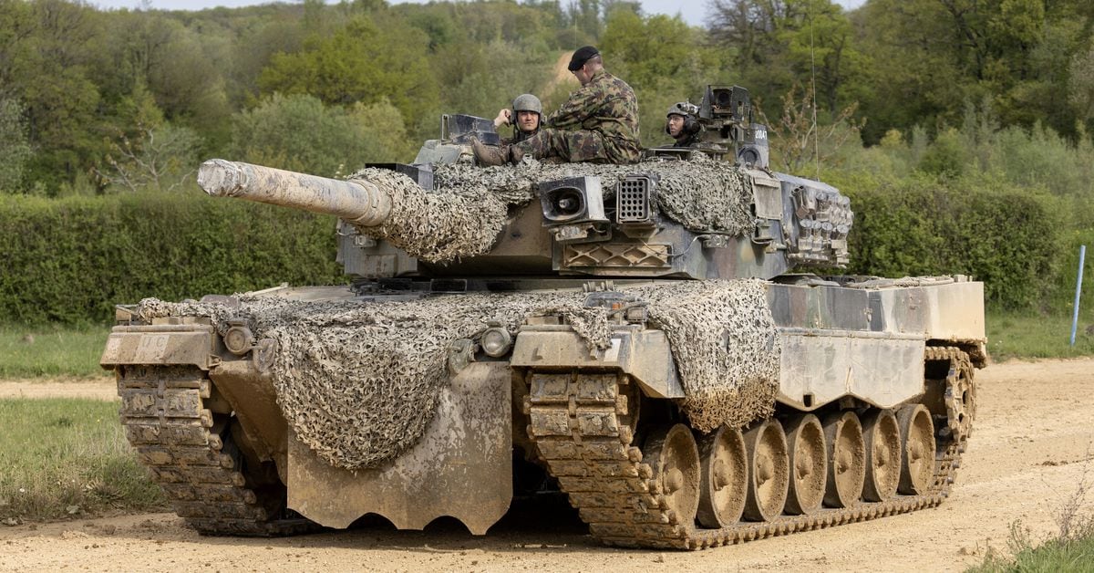 Featured image for Germany to purchase 18 Leopard 2 tanks for stock replenishment.