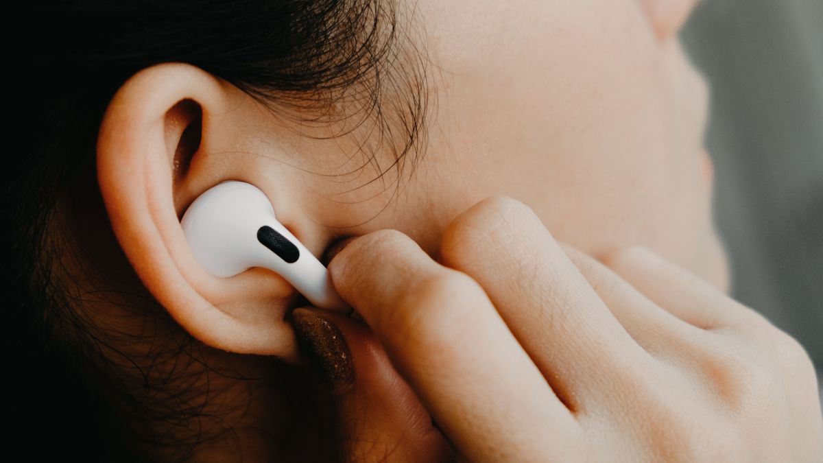 Featured image for "iOS 17 brings 6 exciting upgrades to AirPods Pro 2"