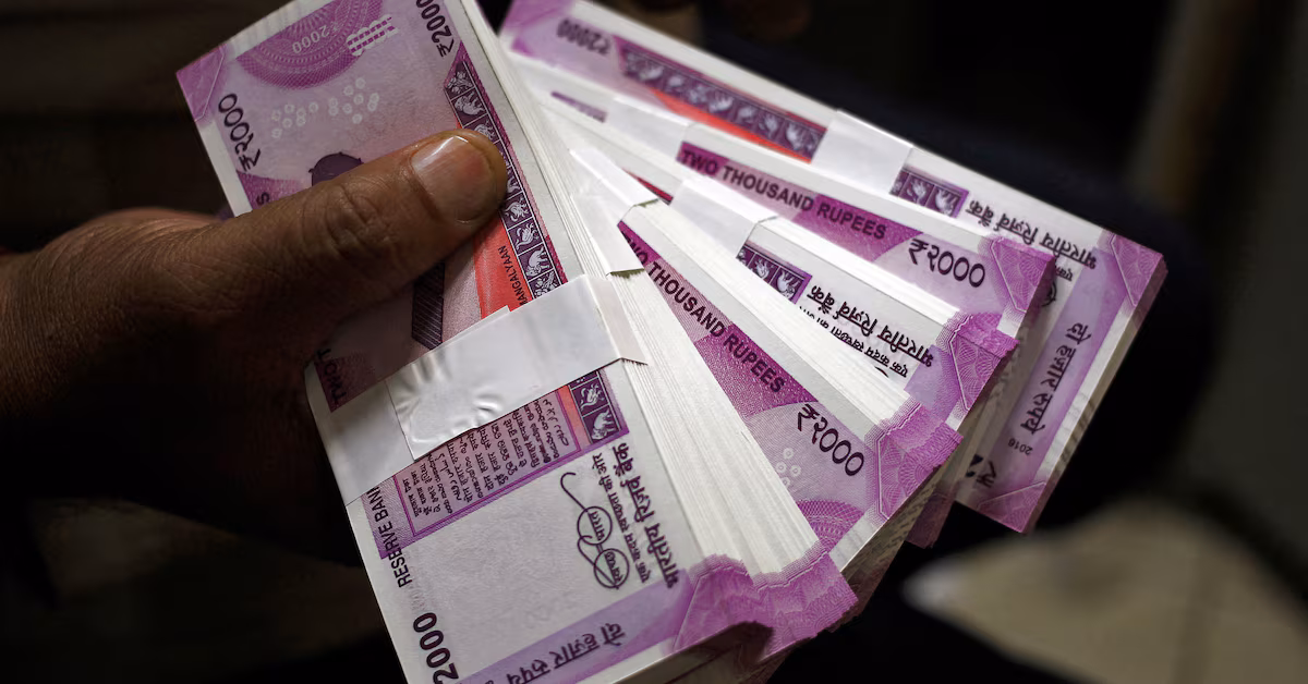 India's 2000-rupee note sparks offloading frenzy.
