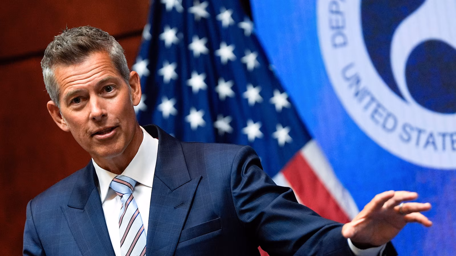 Featured image for NASA considers replacing SpaceX for Artemis III moon landing amid leadership disputes