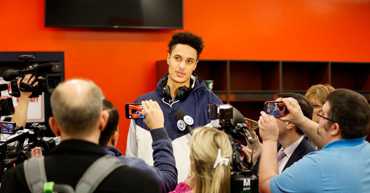 Jesse Edwards transfers from Syracuse to West Virginia for college basketball.