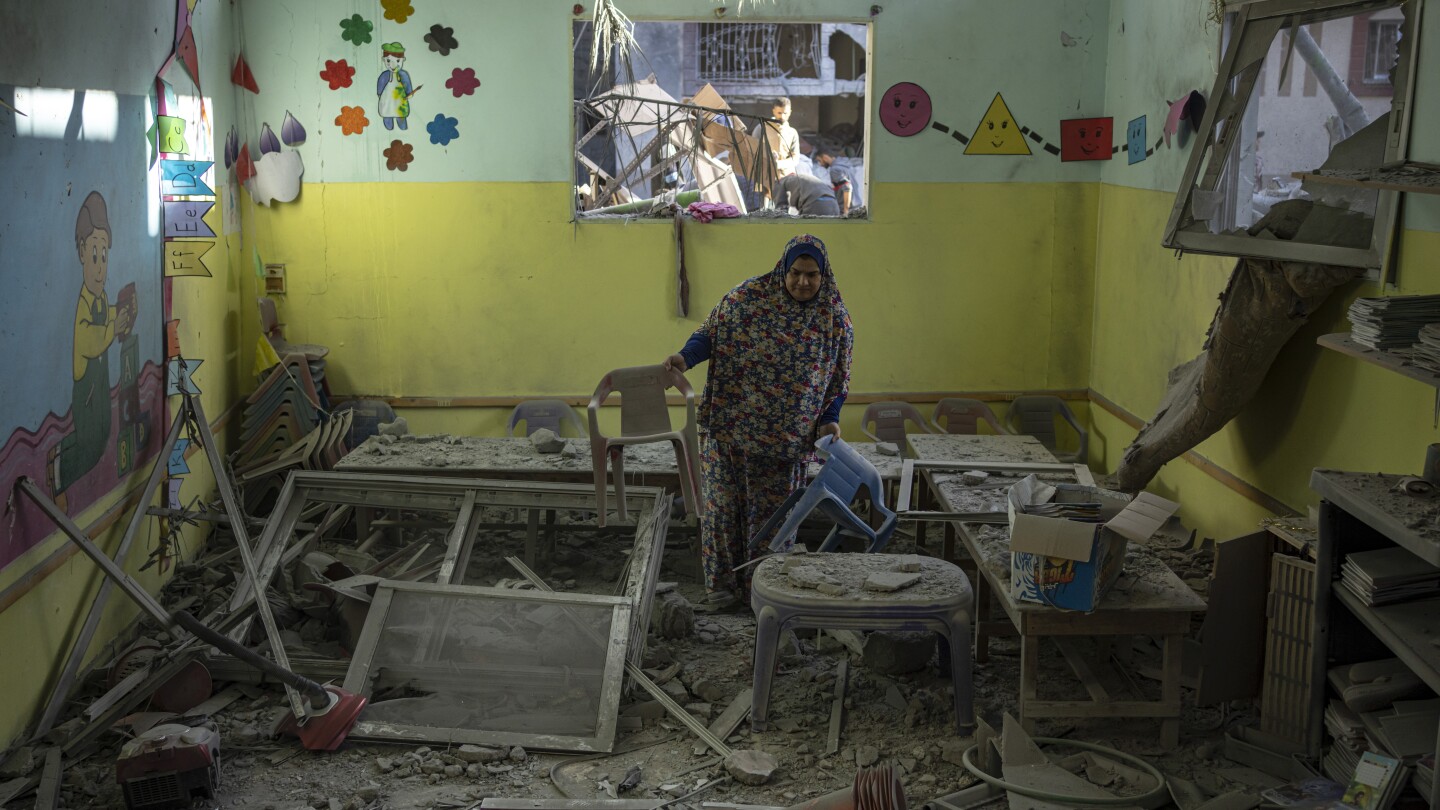 "Escalating Conflict: Gaza Death Toll Soars, Yemen Rebels Threaten Ship Traffic, and Humanitarian Crisis Deepens"