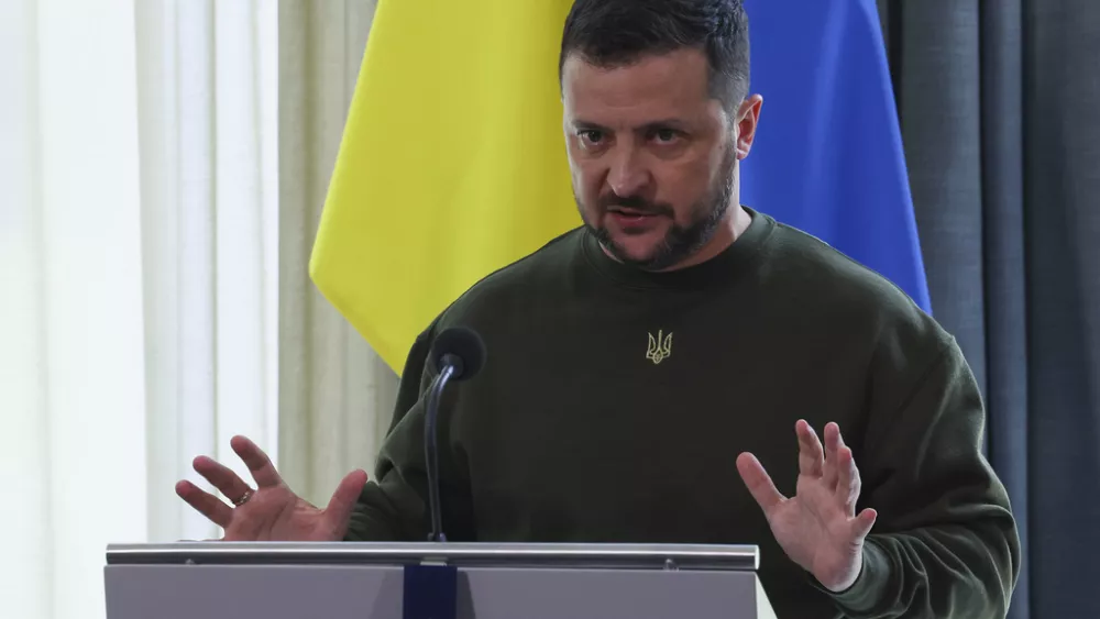 Zelenskyy delays counteroffensive due to equipment gaps.
