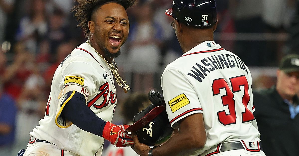 Braves sweep Mets with Albies' walk-off homer in slugfest.