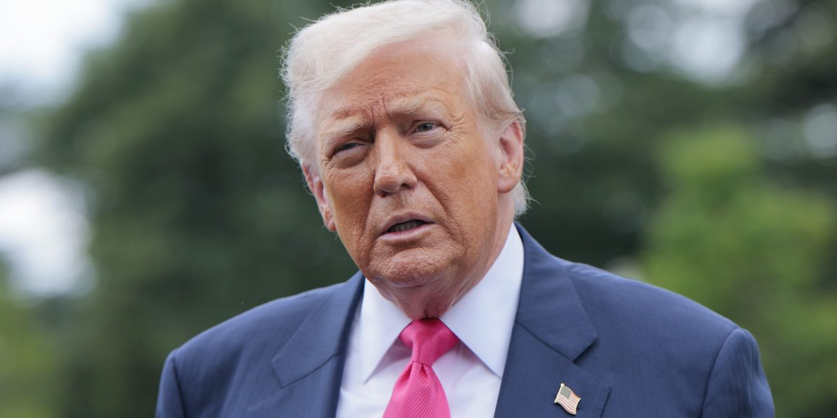 Featured image for Trump mulls tariff rebate checks for American taxpayers