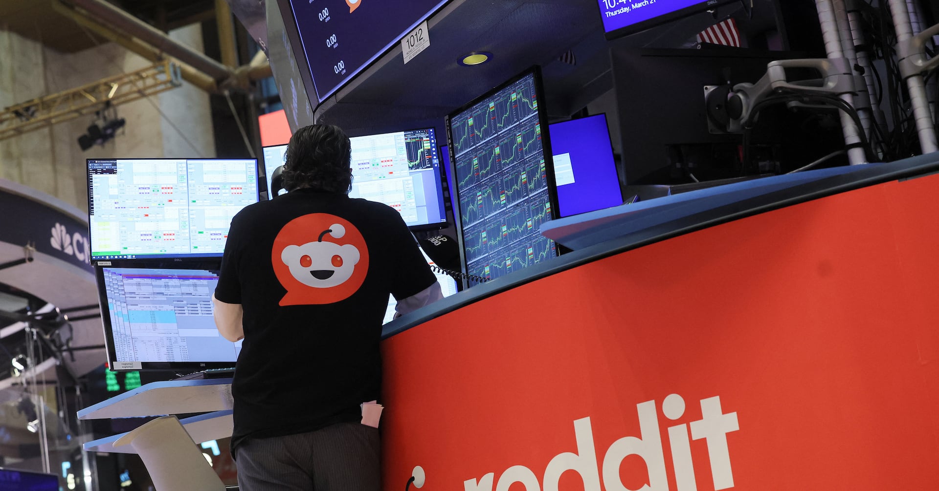 "Reddit's IPO Impact: From Cathie Wood's Ark Funds to Uncomfortable Questions"