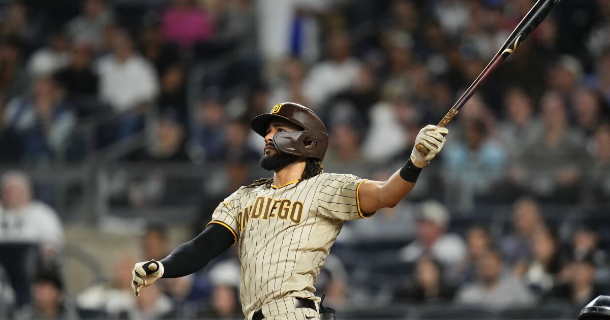 Featured image for Padres dominate Yankees with explosive home runs and debut win.