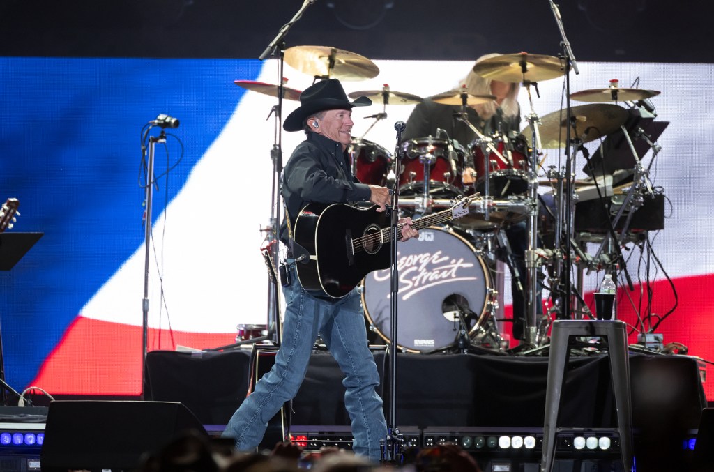 George Strait and Chris Stapleton shatter attendance record in Milwaukee concert.