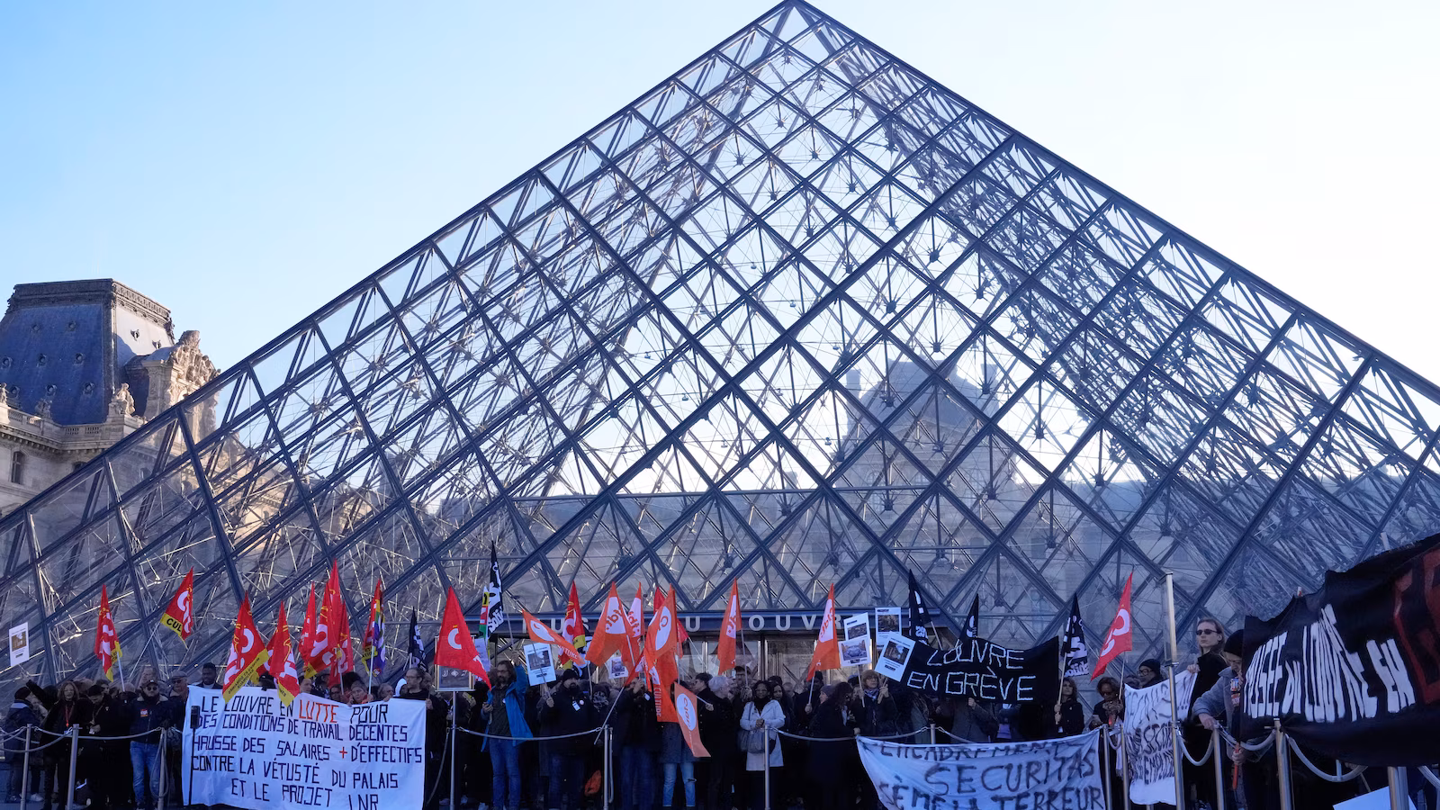 Featured image for Louvre Workers Extend Strike Amidst Crisis and Partial Reopening