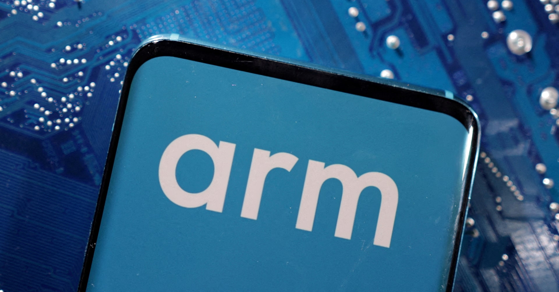 Featured image for Arm Reveals Next-Gen AI-Optimized 3nm Chip Designs for Smartphones and PCs