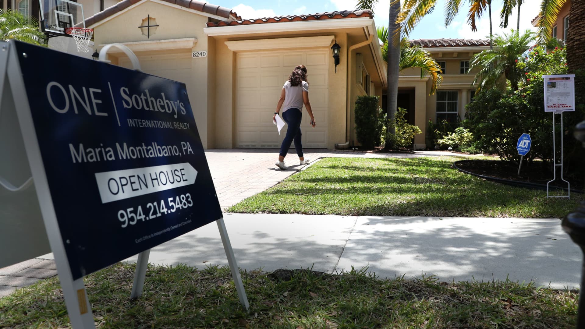 Mortgage Demand Plummets as FHA Loan Interest Rates Reach 21-Year High