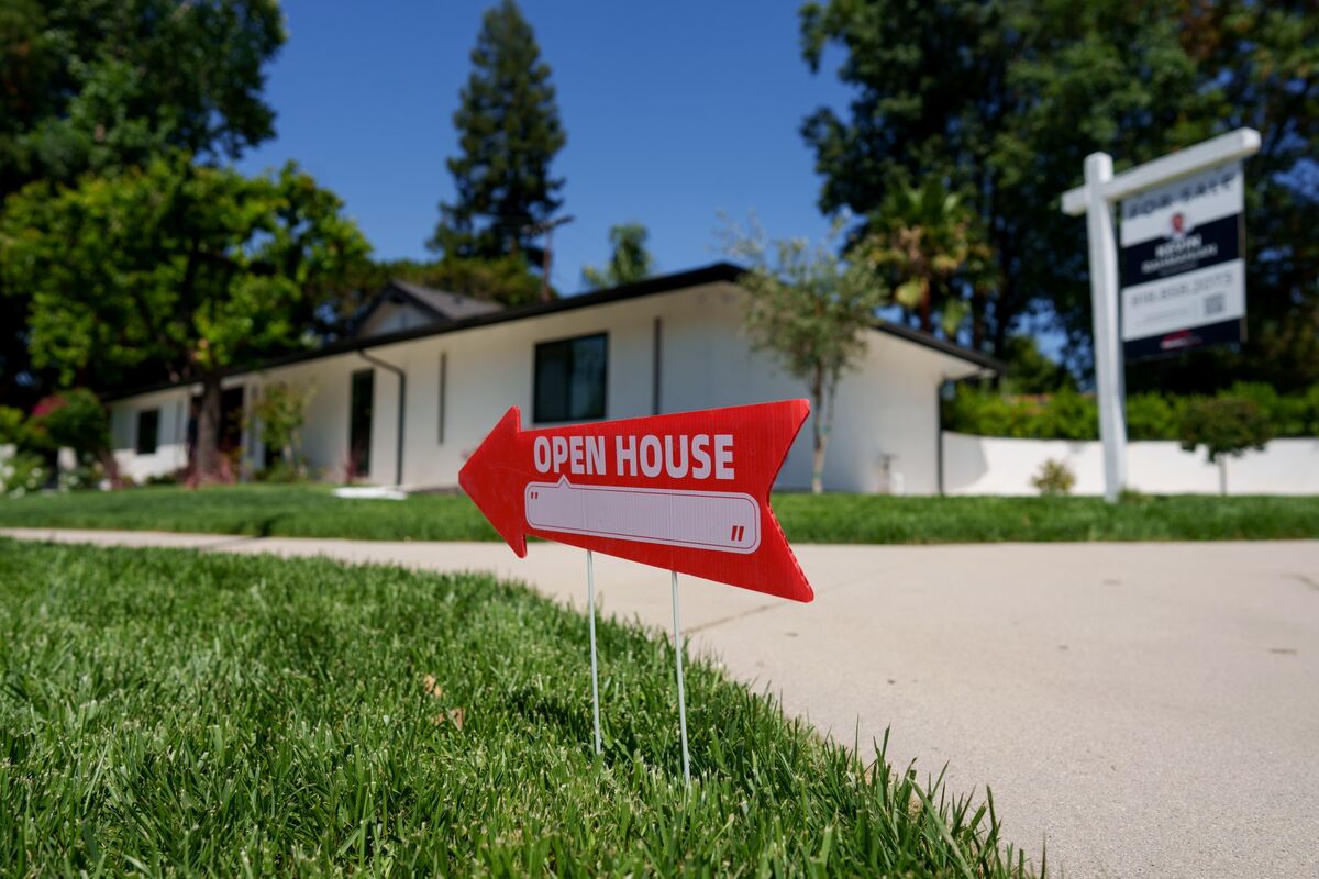 Featured image for US Housing Market Faces Decline in Sales Amid Rising Prices and Canceled Deals