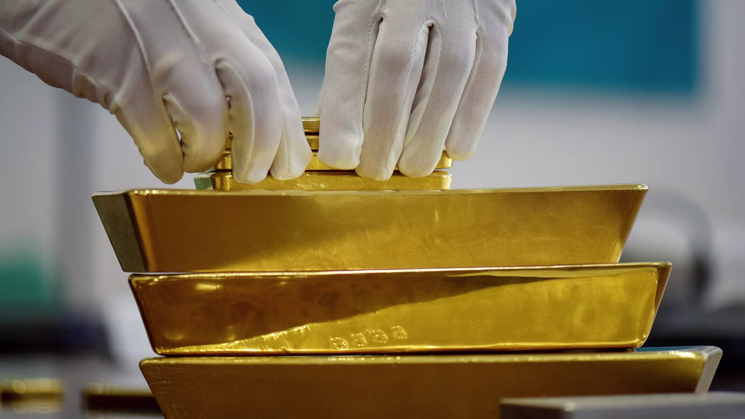 Featured image for Gold Surges Past $4,500 Amid Geopolitical Tensions and Record Highs