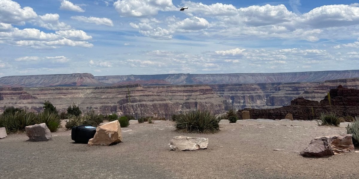 Featured image for Fatal Fall from Grand Canyon Skywalk Claims Man's Life