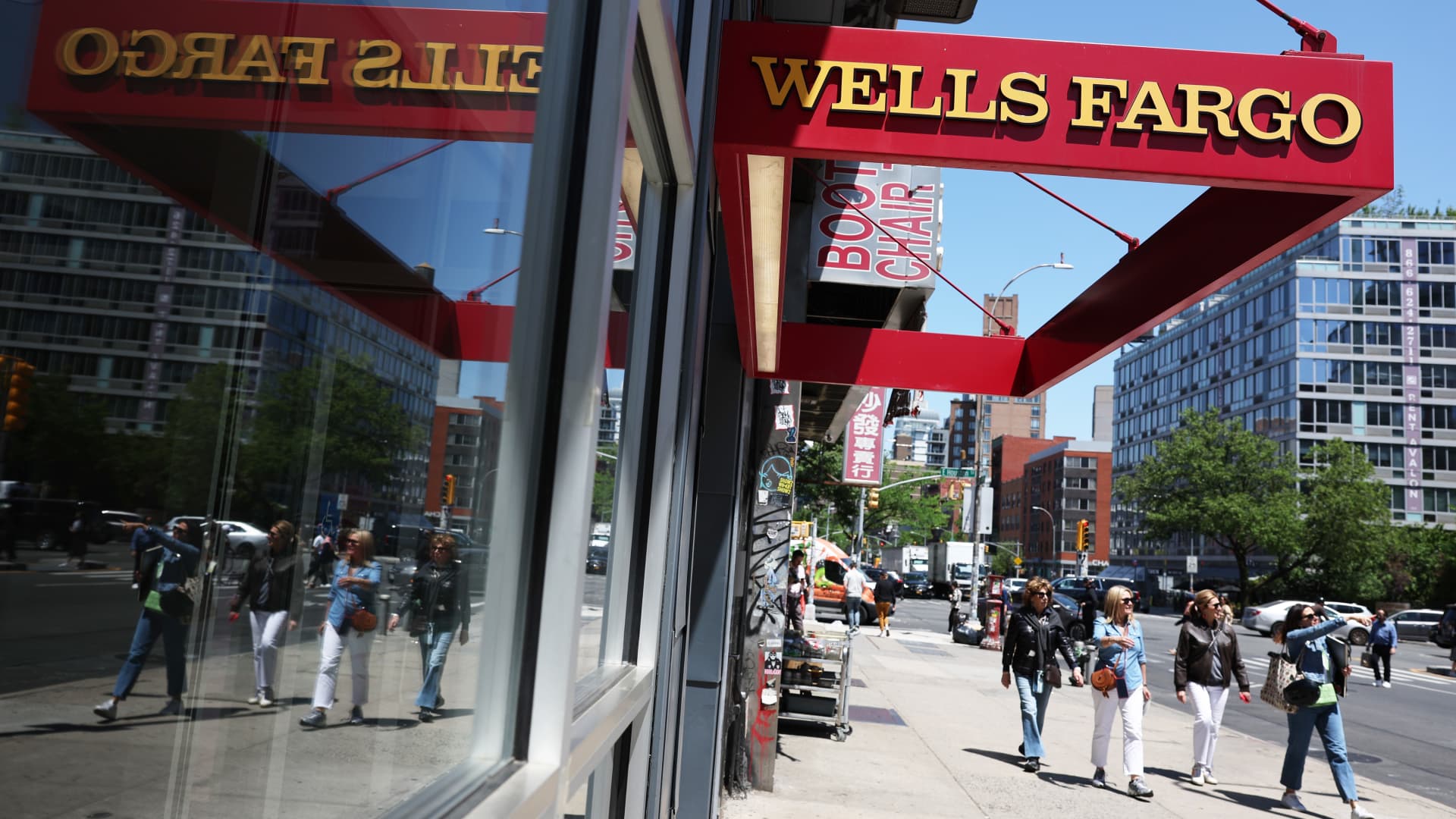 Featured image for "Challenges Persist for New York Community Bancorp Amid Big Bank Trade"