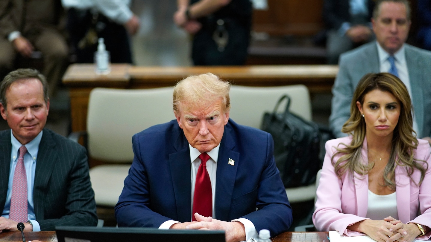 "Trump's Presence at New York Fraud Trial Sparks Controversy and Praise"
