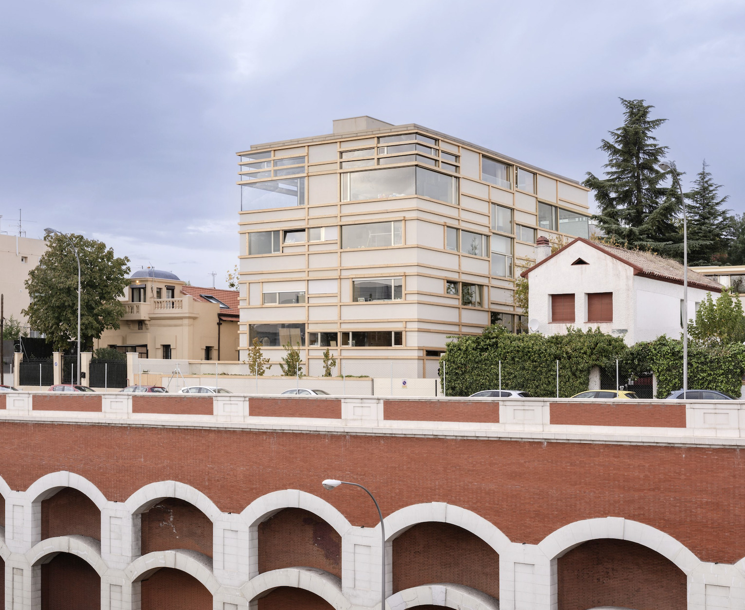 "SUMA Arquitectura Designs Innovative Shelf Houses"