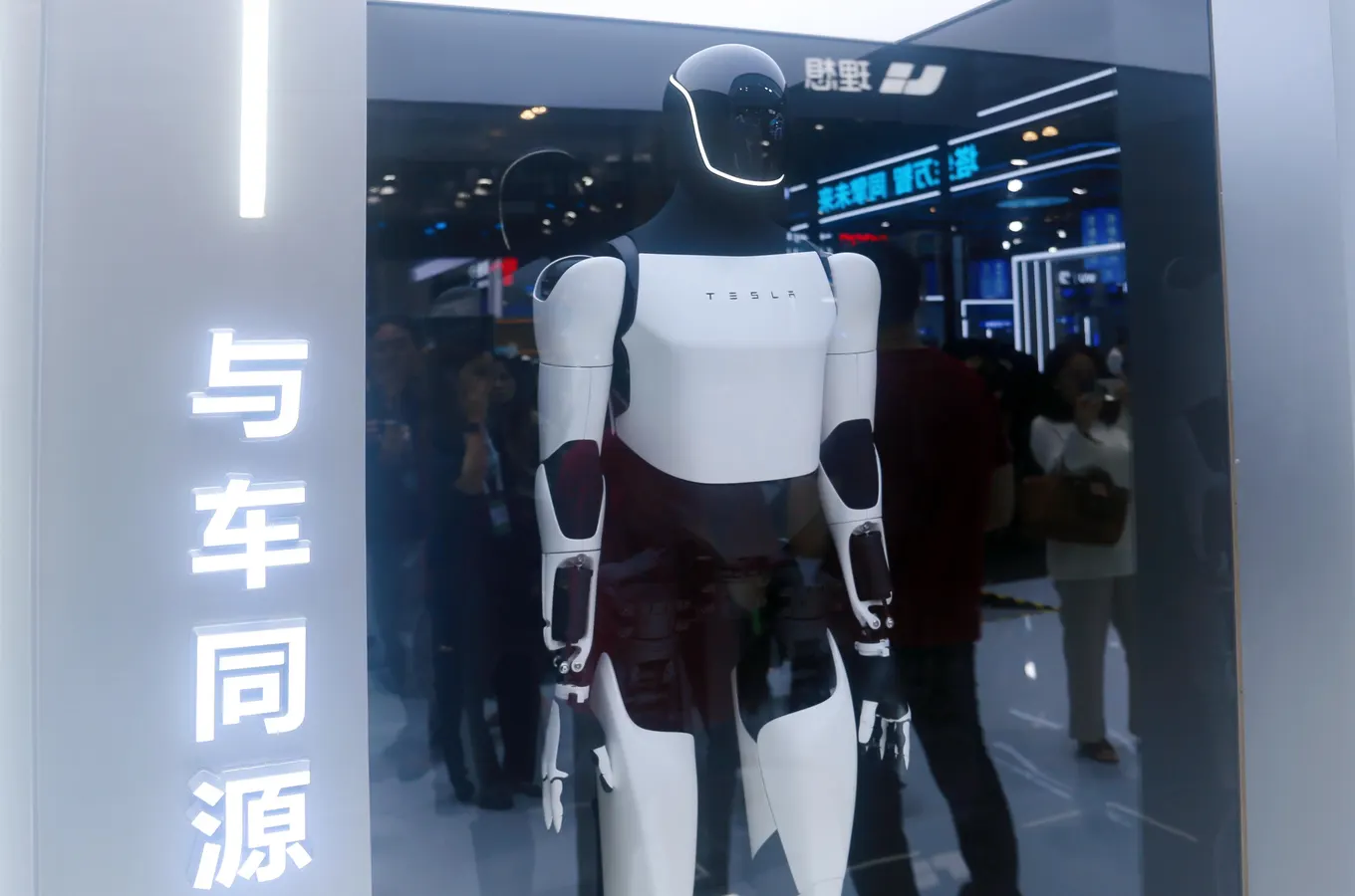 Featured image for Expert Warns Elon Musk's Optimus Robots May Fail Quickly on Mars