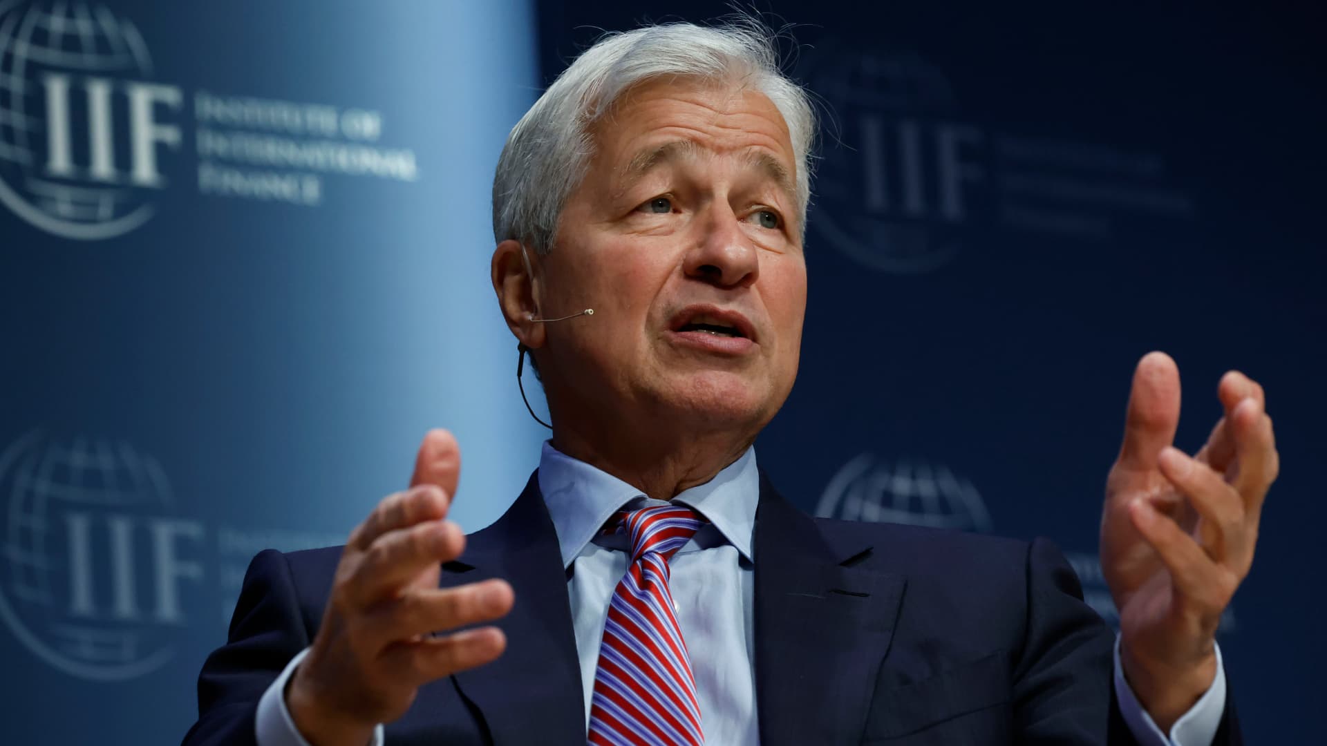 "Jamie Dimon Warns of Economic Risks, Dismisses Boom Expectations"