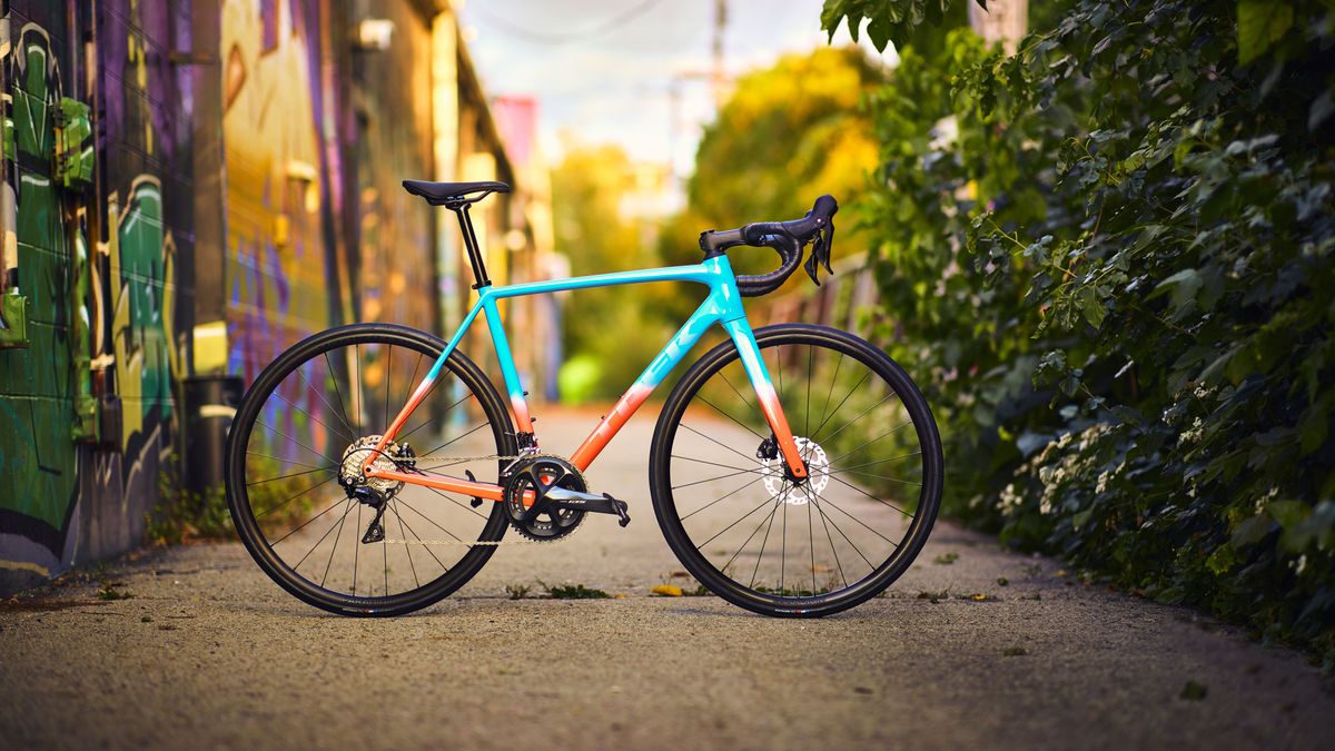Featured image for Trek's Émonda ALR: Lighter, Aero, and Fully Integrated.