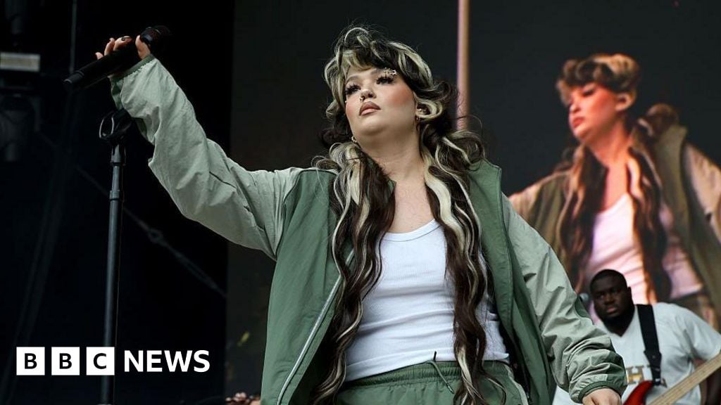 Featured image for Lola Young Recovers After Stage Collapse at New York Festival