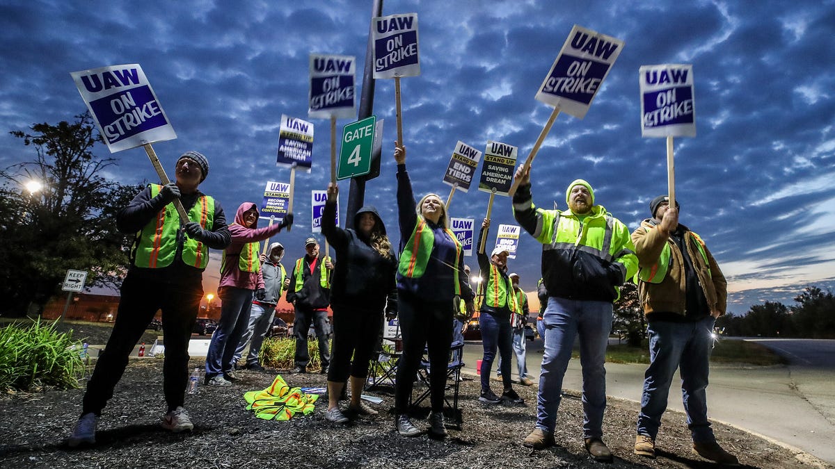 Featured image for "UAW Issues Strike Threat at Ford's Kentucky Truck Plant Over Local Disputes"