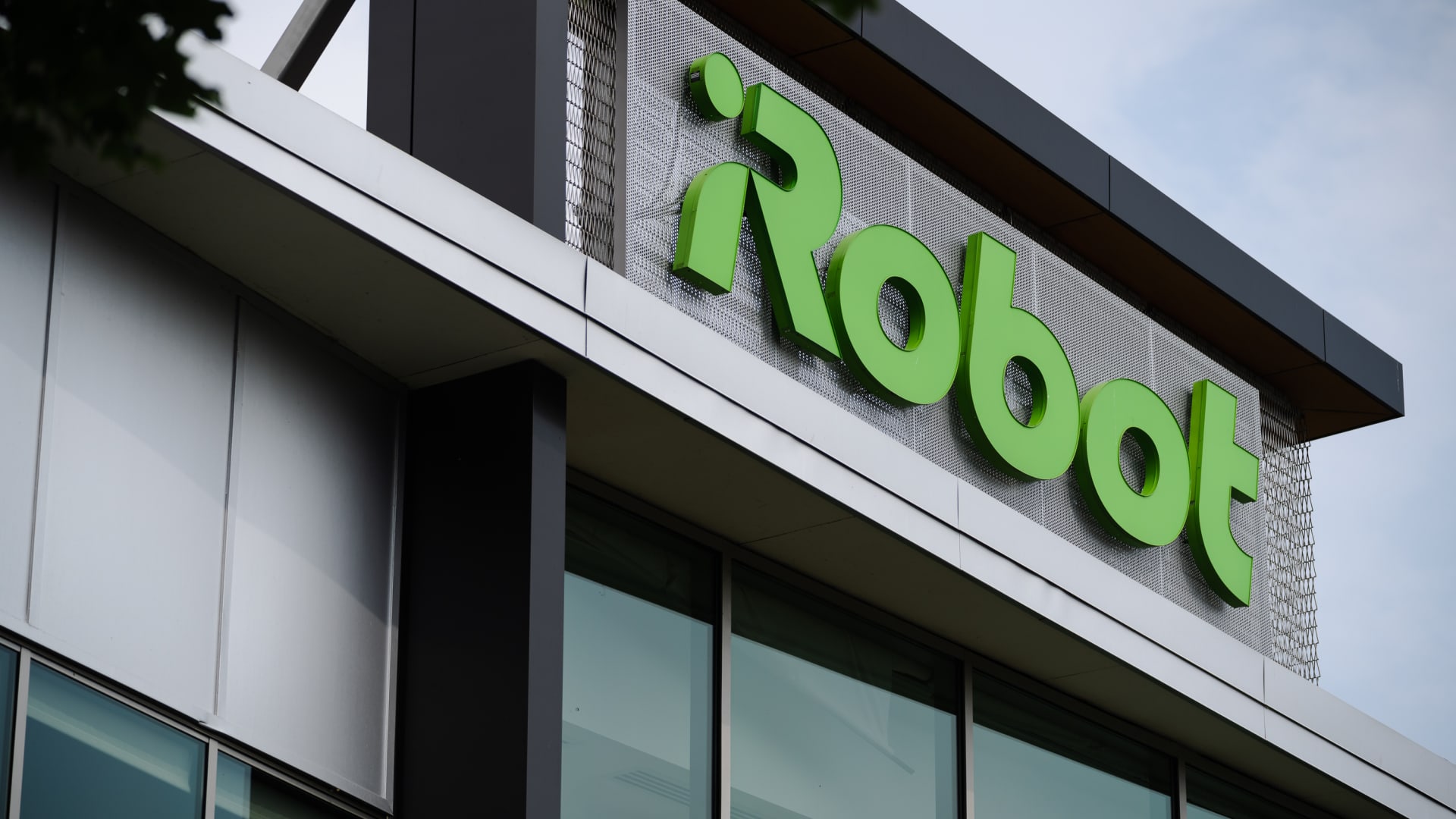 "Amazon Scraps $1.4 Billion iRobot Deal Amid EU Veto Threat"