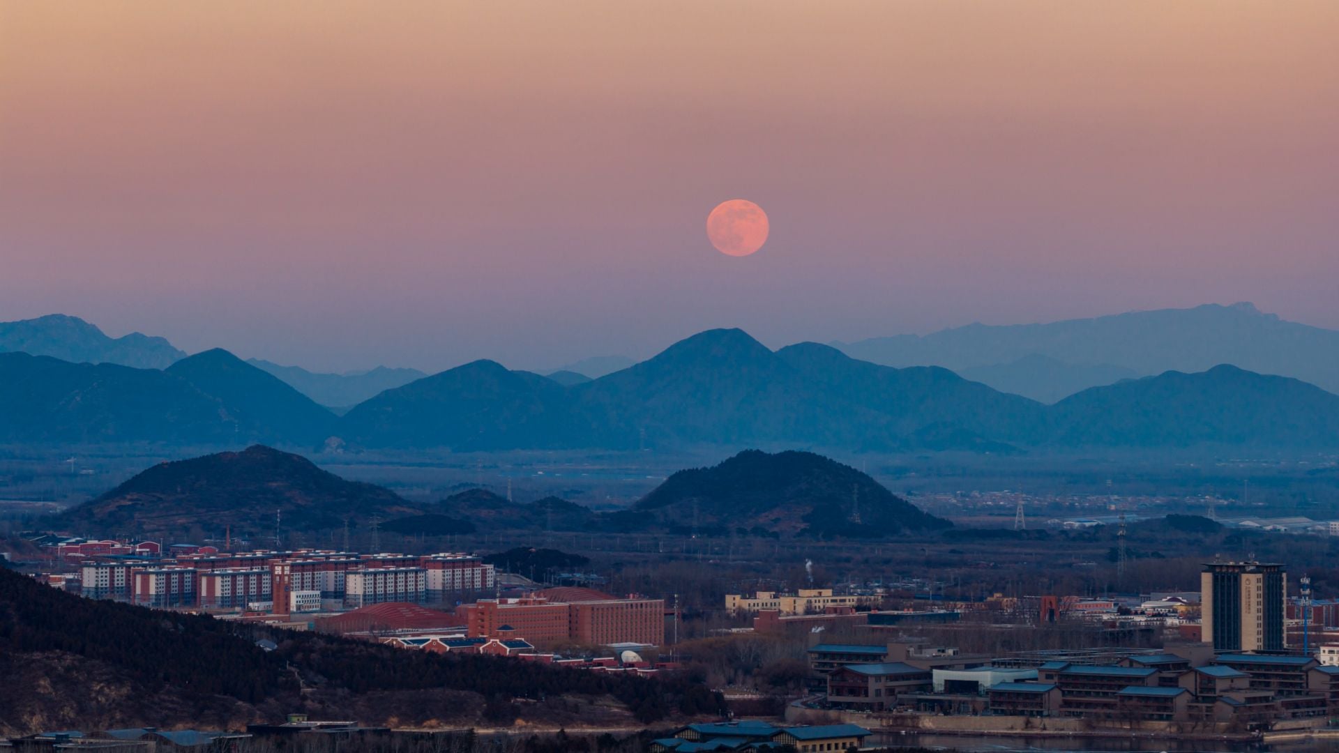 Featured image for January's Wolf Supermoon and Meteor Shower Light Up the Sky