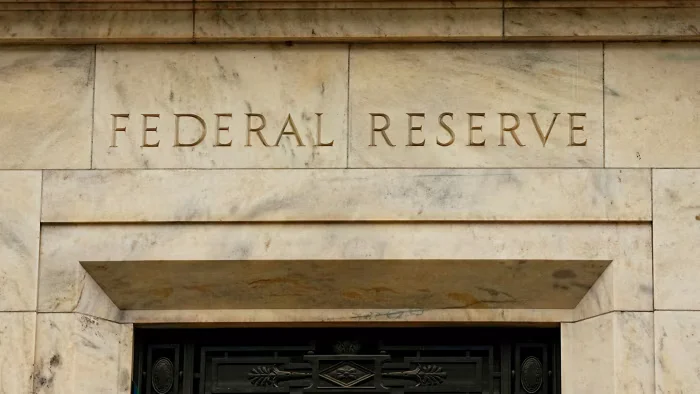 Fed Divided on Future Rate Cuts Amid Mixed Economic Signals