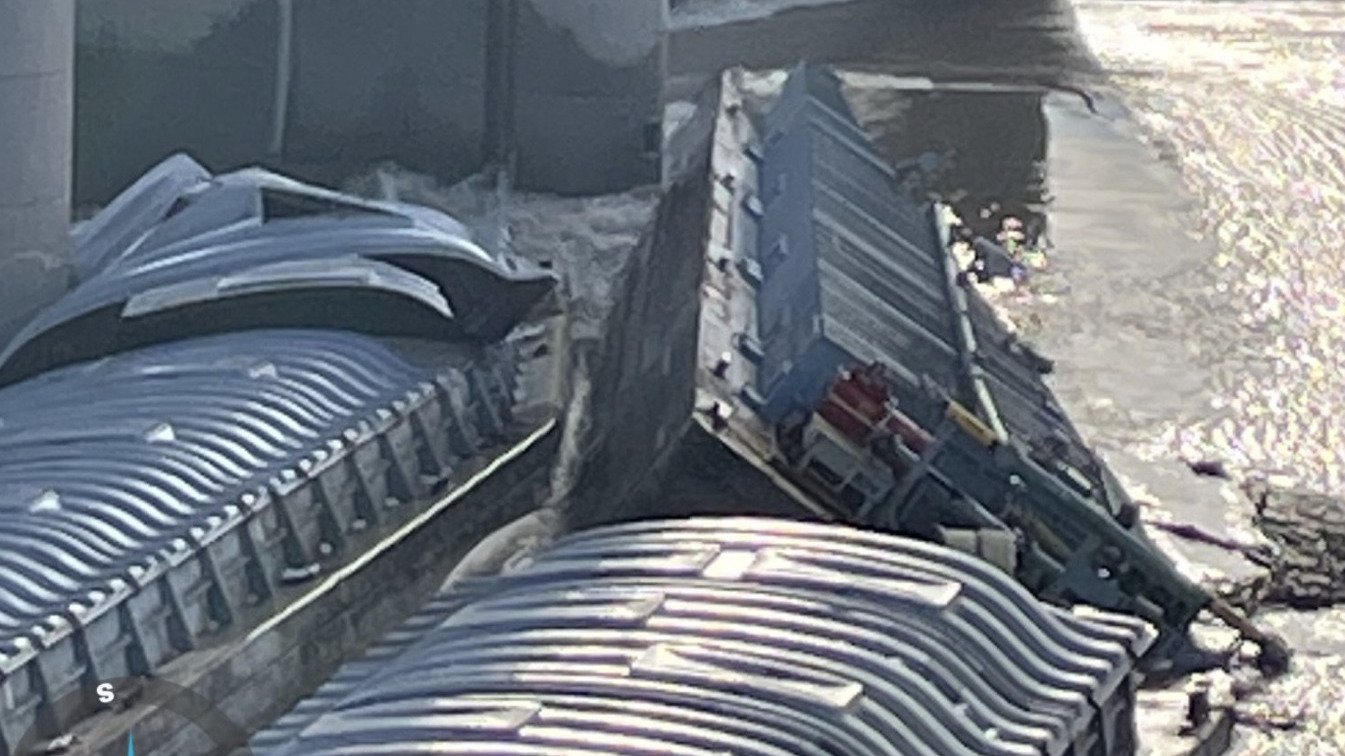 Featured image for Barges carrying toxic methanol break loose on Ohio River.