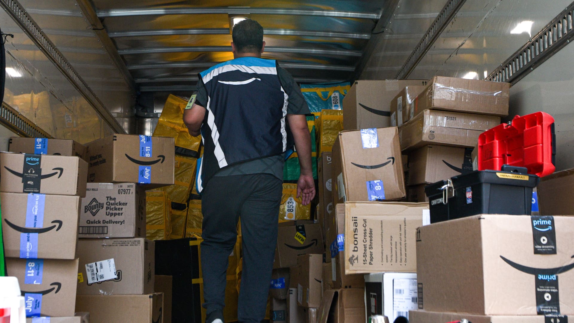 Featured image for Amazon Prime Day Sparks $7.9B in Online Sales Amid Mixed Results and AI Deal Tips