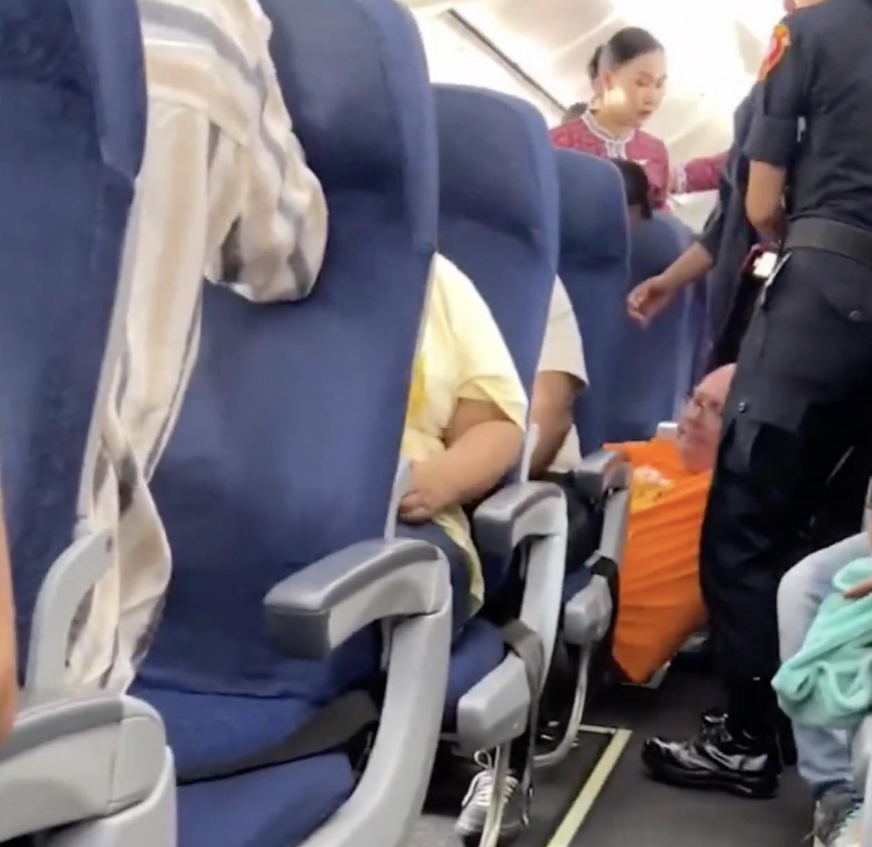 Featured image for Overweight Passenger Removed from Thai Flight After Seat Dispute