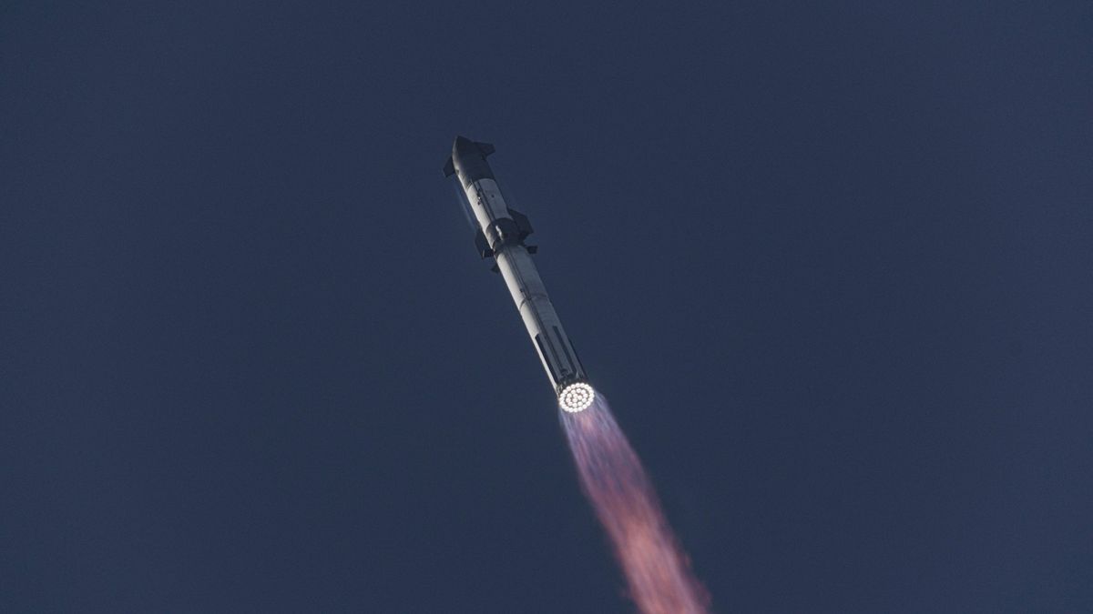 Featured image for "SpaceX's Next Starship Launch to Include Crucial In-Flight Fuel Transfer Test"