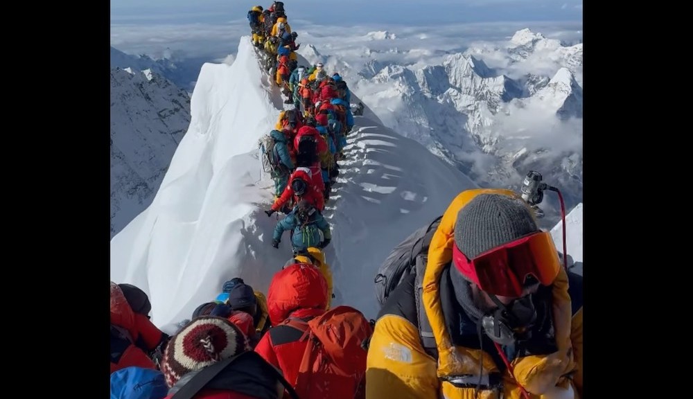 Featured image for Mount Everest Tragedy: 4 Dead, 2 Missing After Ice Collapse