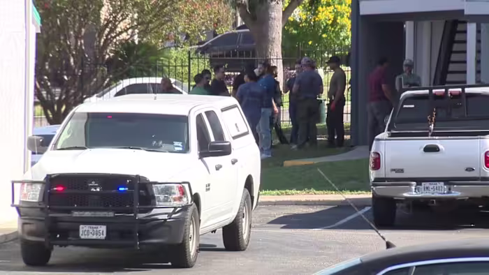 Featured image for SAPD urges caution on I-10 westbound near Huebner Road during investigation