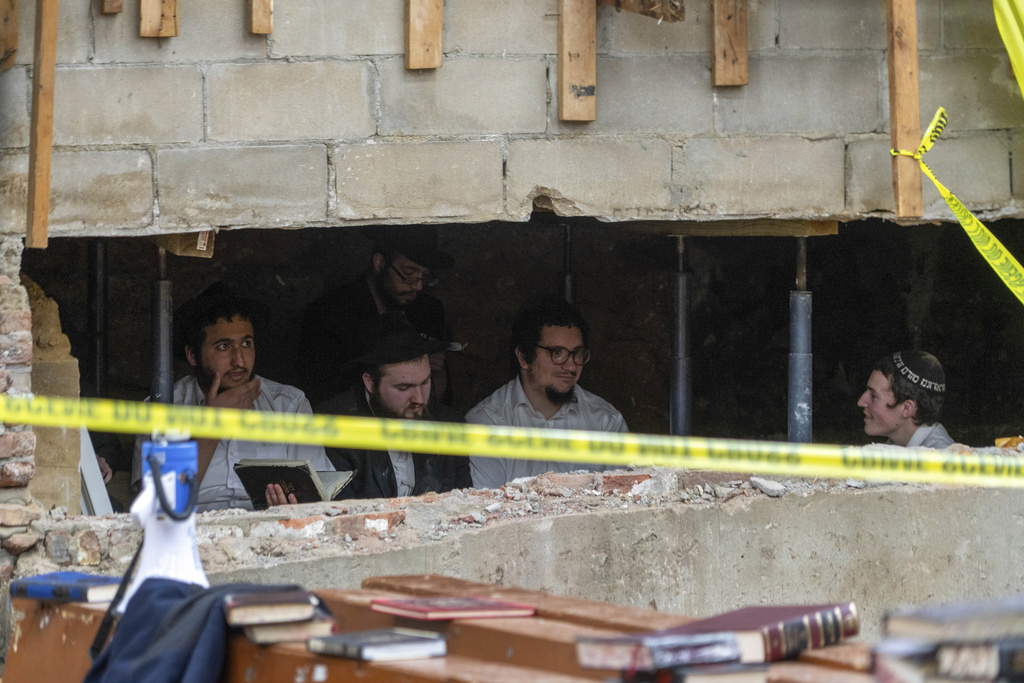 "NYC Synagogue Tunnel Sparks Police-Worshipper Brawl"