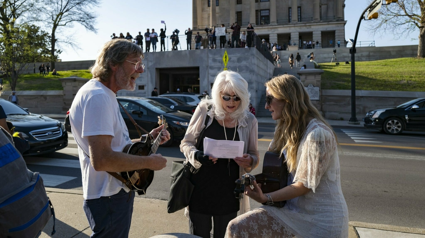 Featured image for "Country Stars Cover Dylan at Jones' Reinstatement: #NowPlaying"