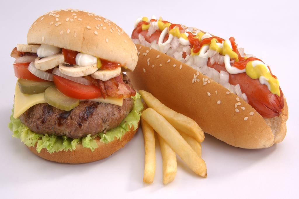 Featured image for The Healthier Choice: Hamburger or Hot Dog? Experts Weigh In