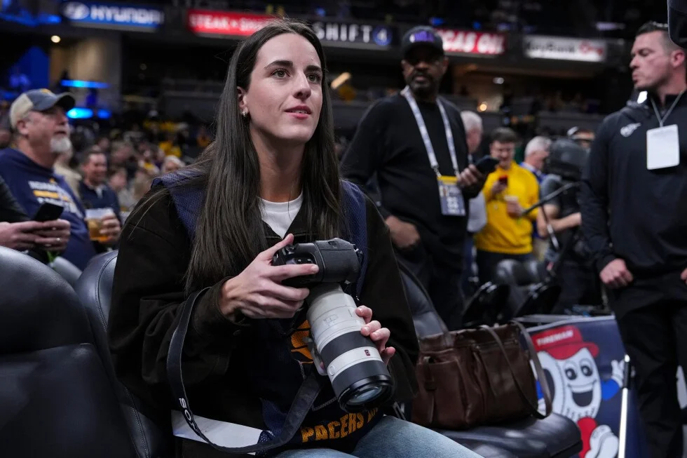 Caitlin Clark snaps pregame photos for Pacers-Lakers clash