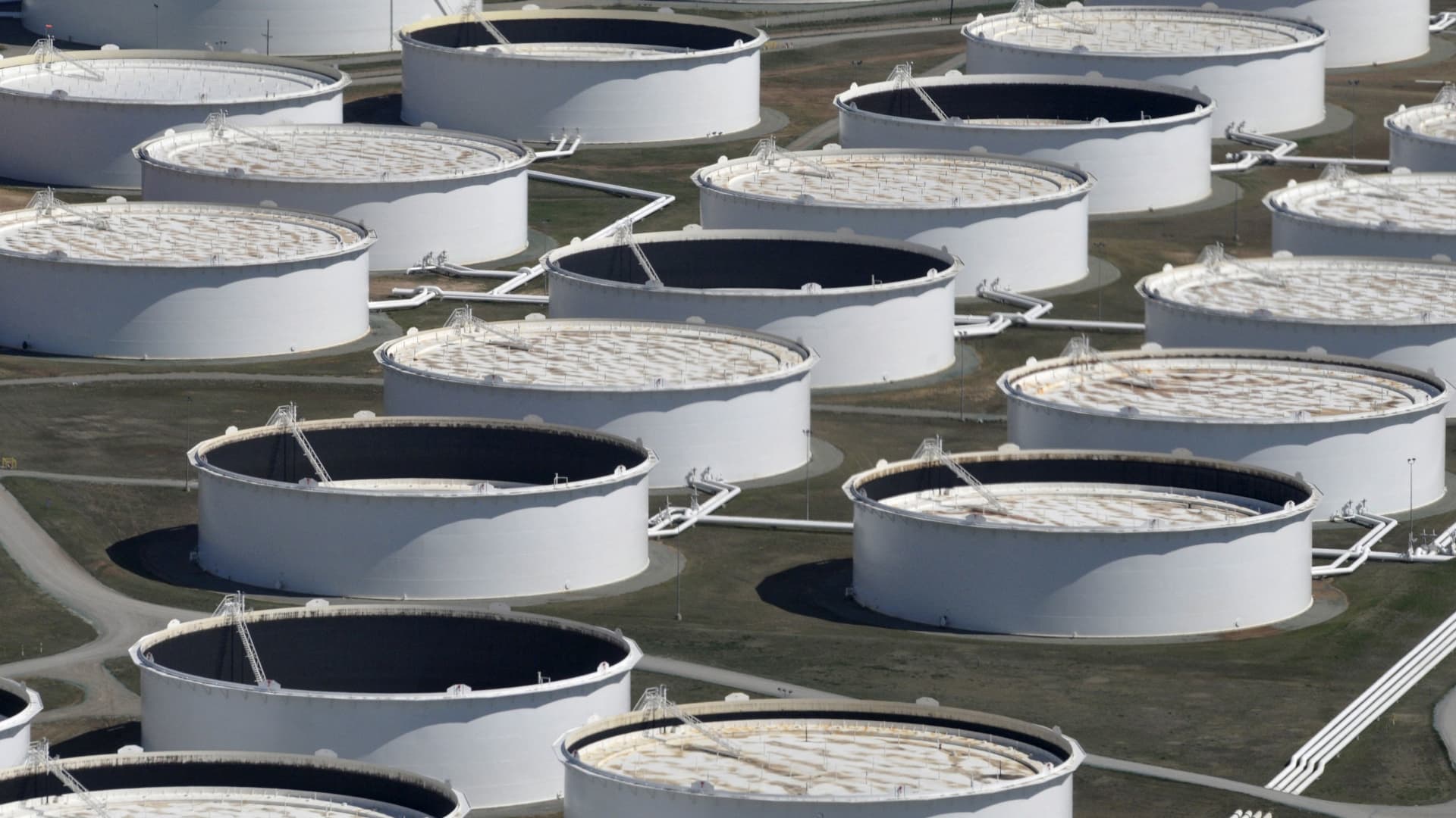 "Oil Prices Hold Steady Amid Uncertainty Over Fed Rate Cut and Geopolitical Tensions"