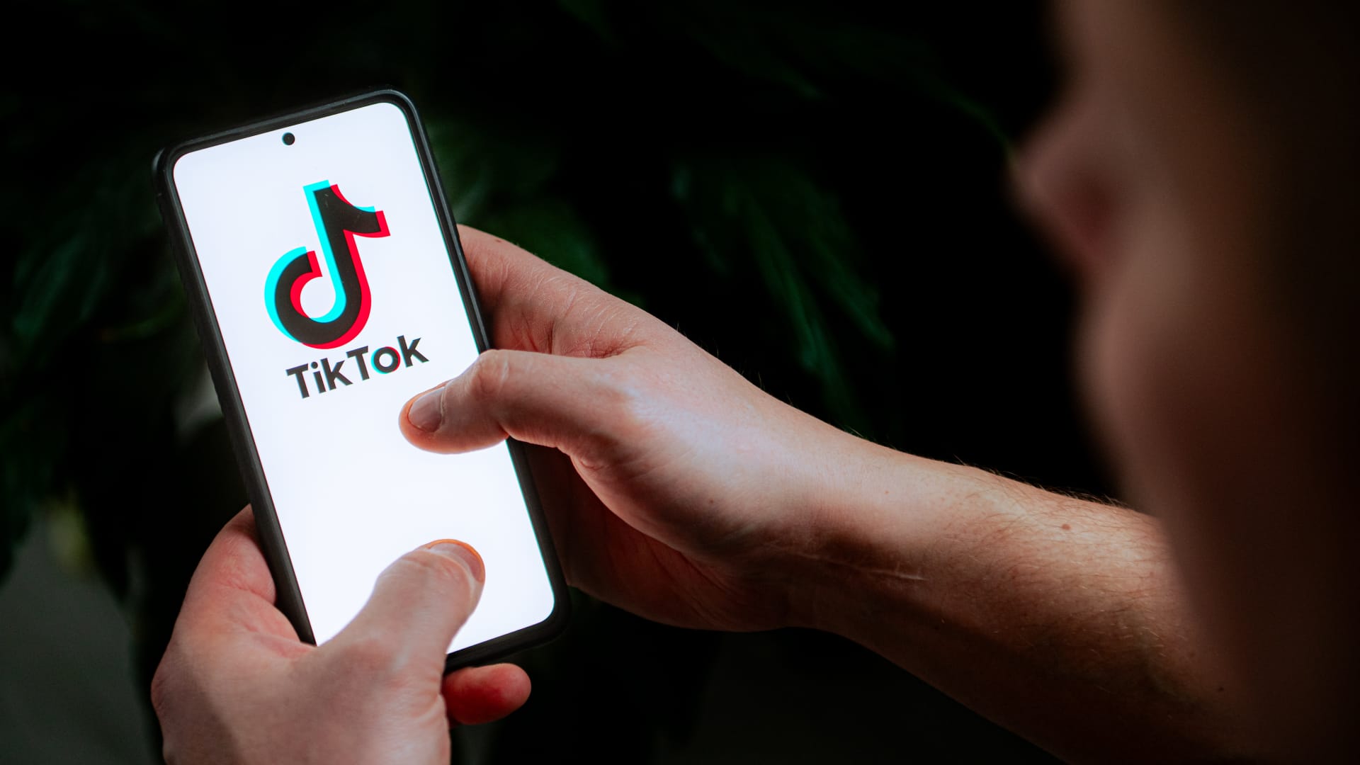 "Indonesia's 2024 Election: The Role of Social Media and Youth Ambitions"