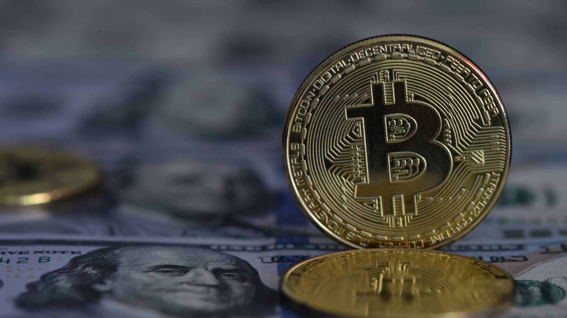 Bitcoin experiences first monthly loss of the year, falls ahead of debt ceiling vote.