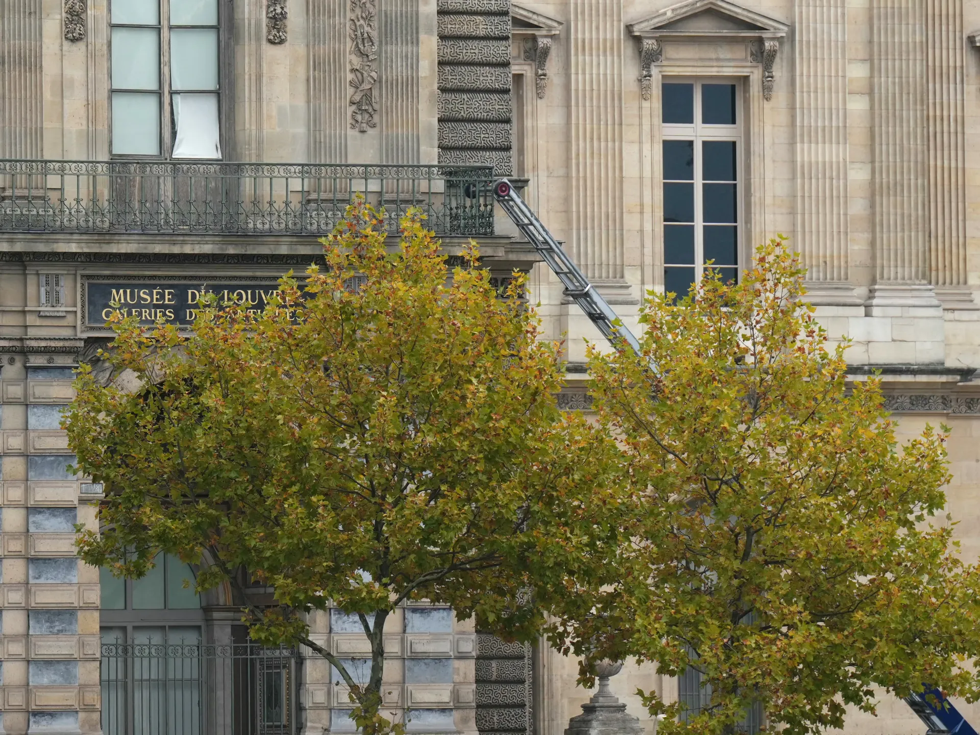 Featured image for Quick Heist: Thieves Steal Priceless Jewels from Louvre in Minutes