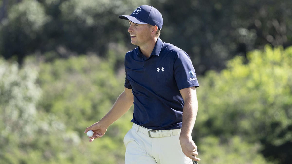 "Chris Kirk Holds Slim Lead as Spieth and Scheffler Loom in Sentry's Final Round Showdown"
